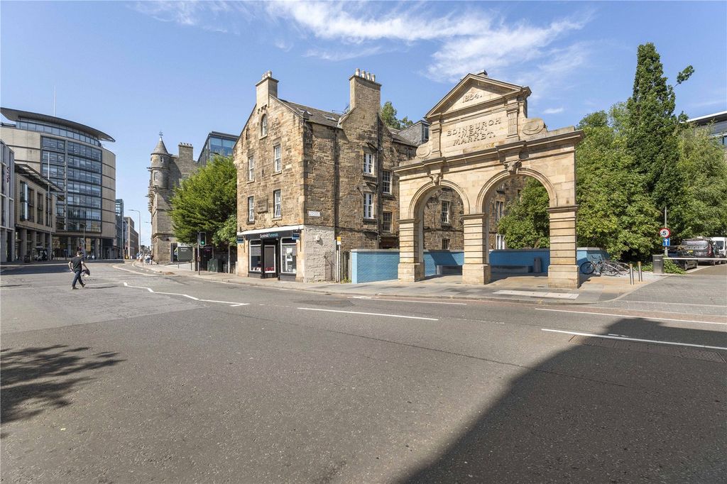 Property photo 2 of 14 Chalmers Buildings