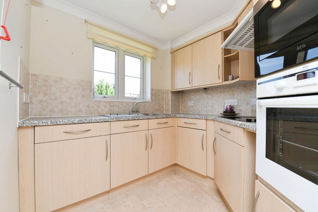 Property photo 2 of 11 Kitchen