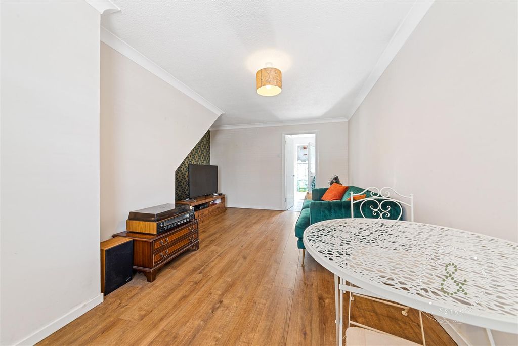 Property photo 2 of 25 St-Margarets-Park-11.Jpg