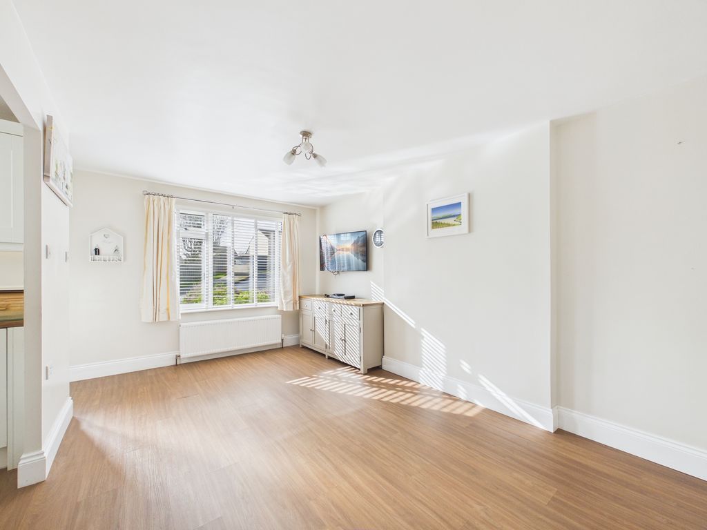 Property photo 3 of 11 Lounge