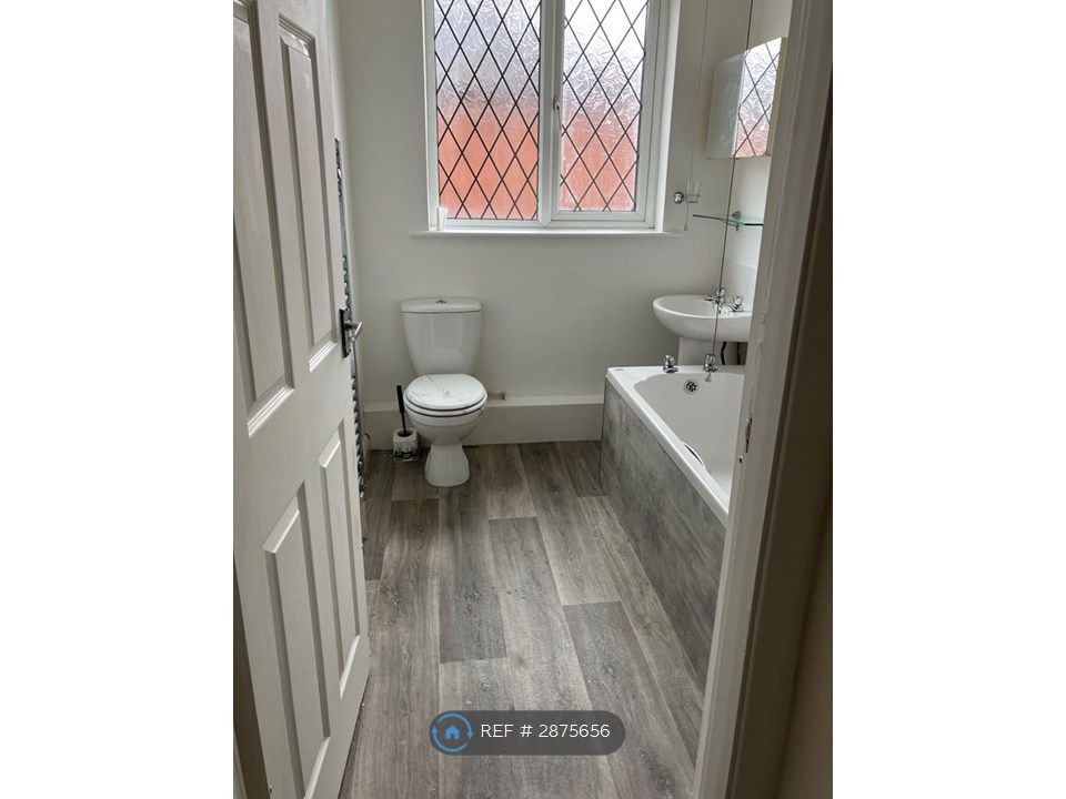 Property photo 2 of 9 Bathroom