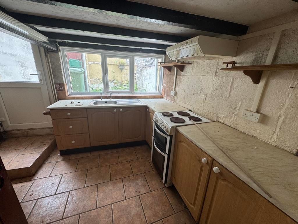 Property photo 3 of 6 Kitchen