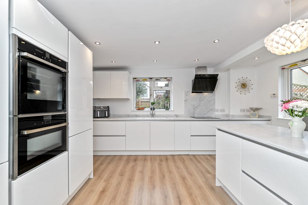 Property photo 3 of 14 21Ickwellroad-61