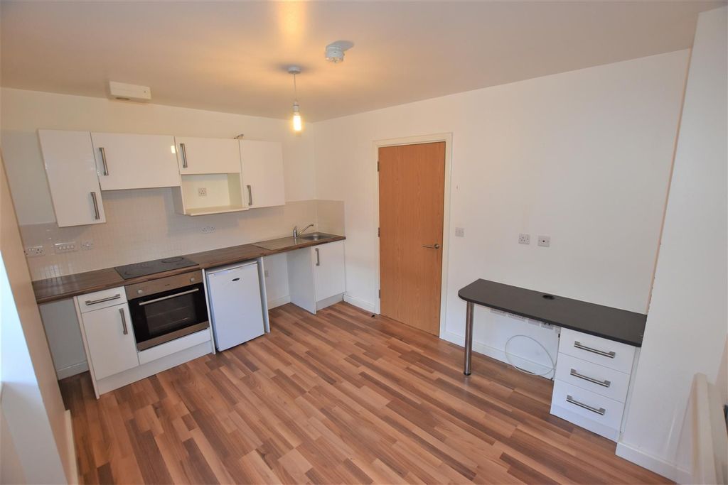 Property photo 3 of 8 Lounge/Kitchen