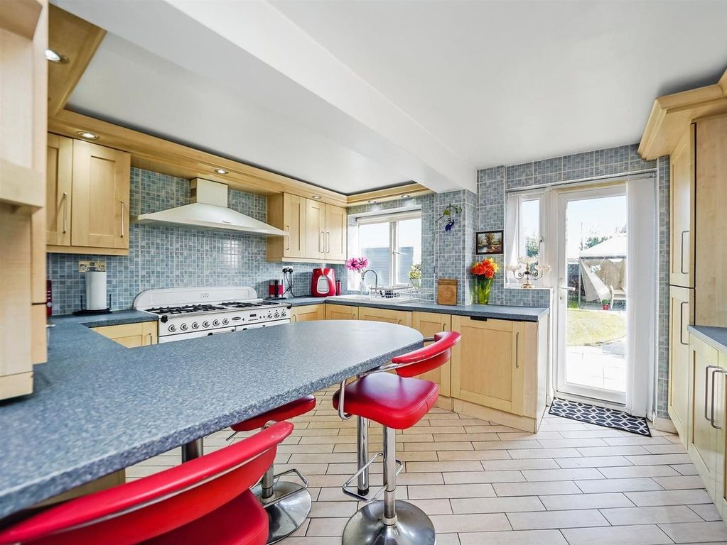 Property photo 3 of 10 Kitchen