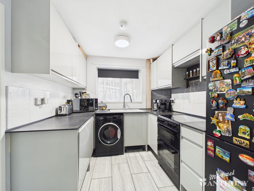 Property photo 2 of 14 Cam02773G0-Pr0434-Still008