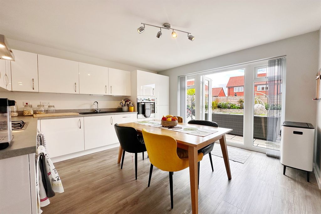 Property photo 3 of 16 Dining Kitchen