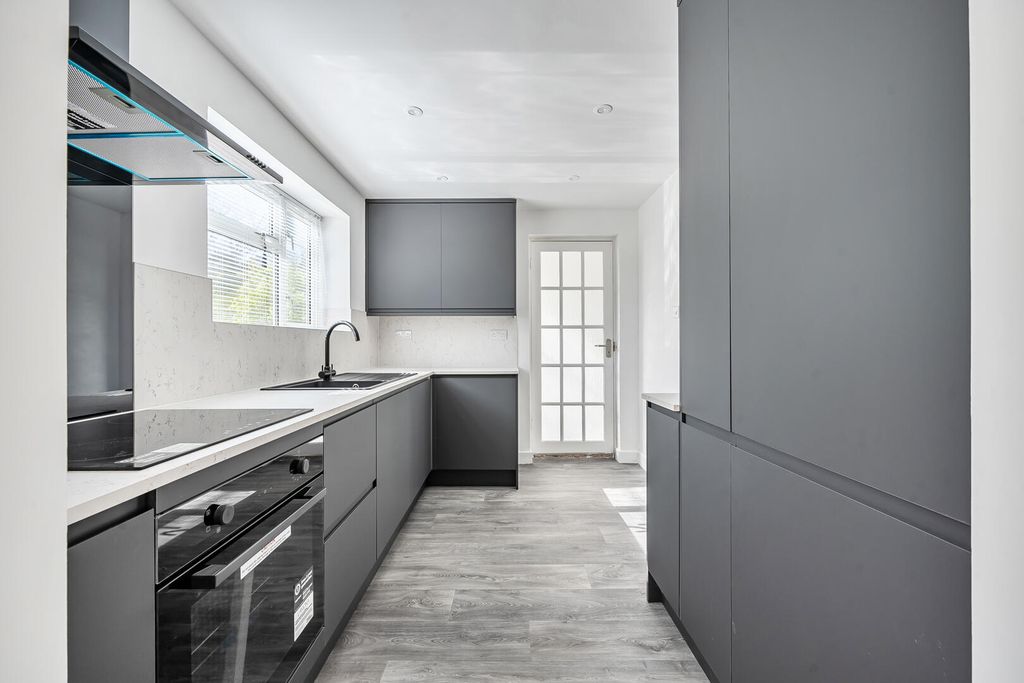 Property photo 3 of 27 Kitchen