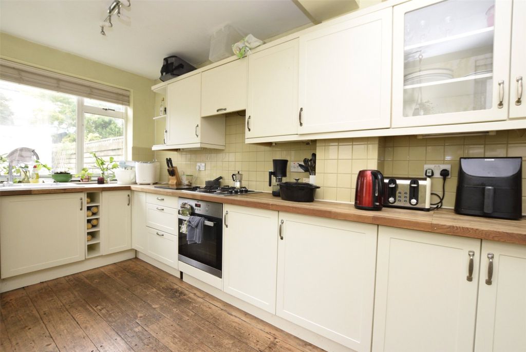 Property photo 2 of 10 Kitchen