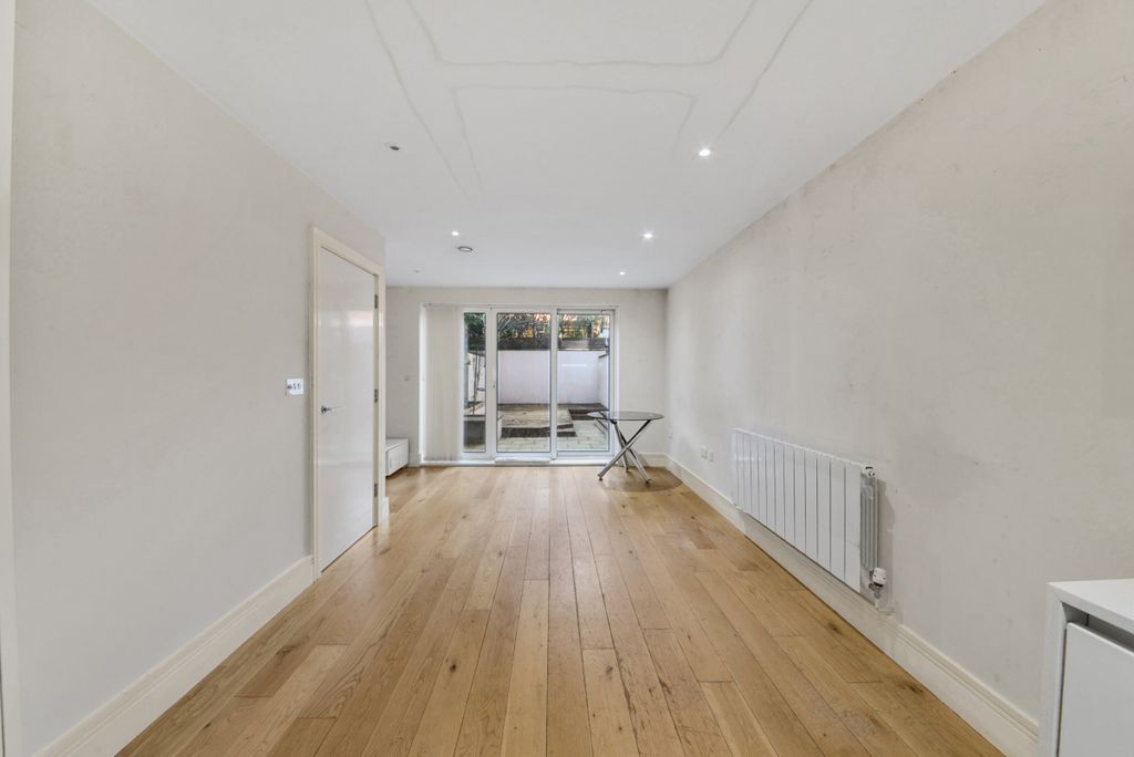 Property photo 2 of 27 Bromyard Avenue