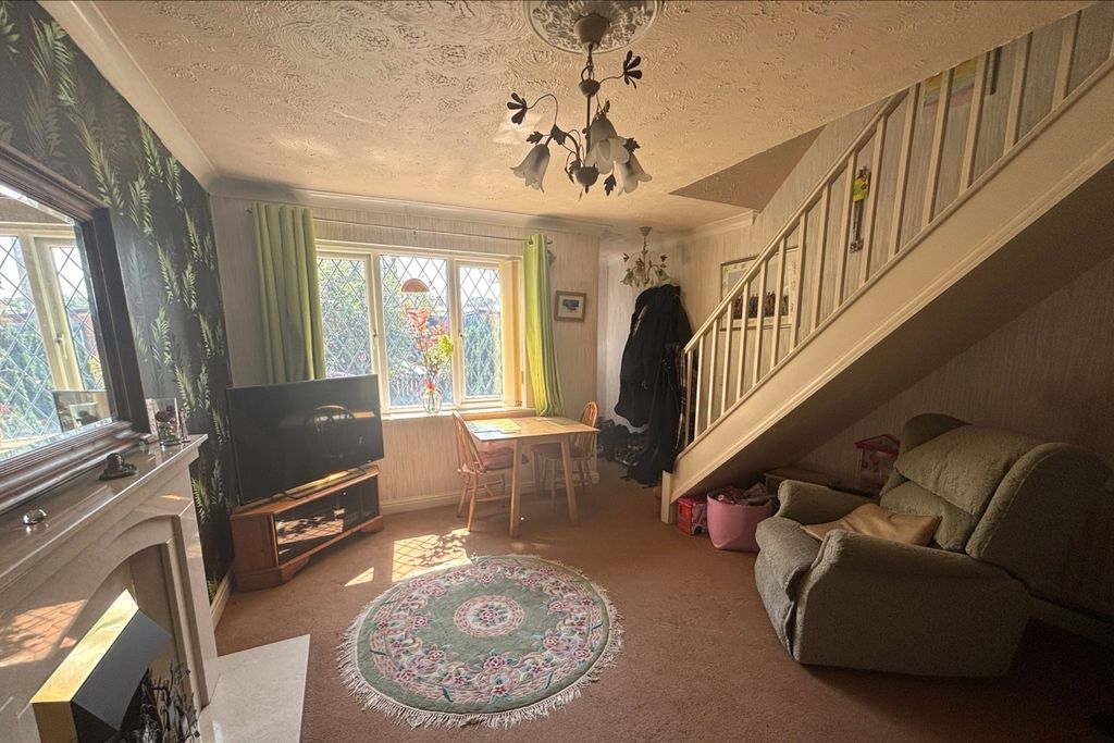 Property photo 2 of 13 Lounge 2