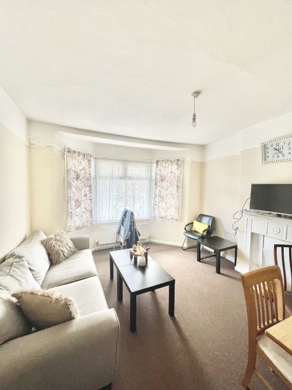 Property photo 1 of 7 A Spacious And Bright First Floor One Bedroom Flat