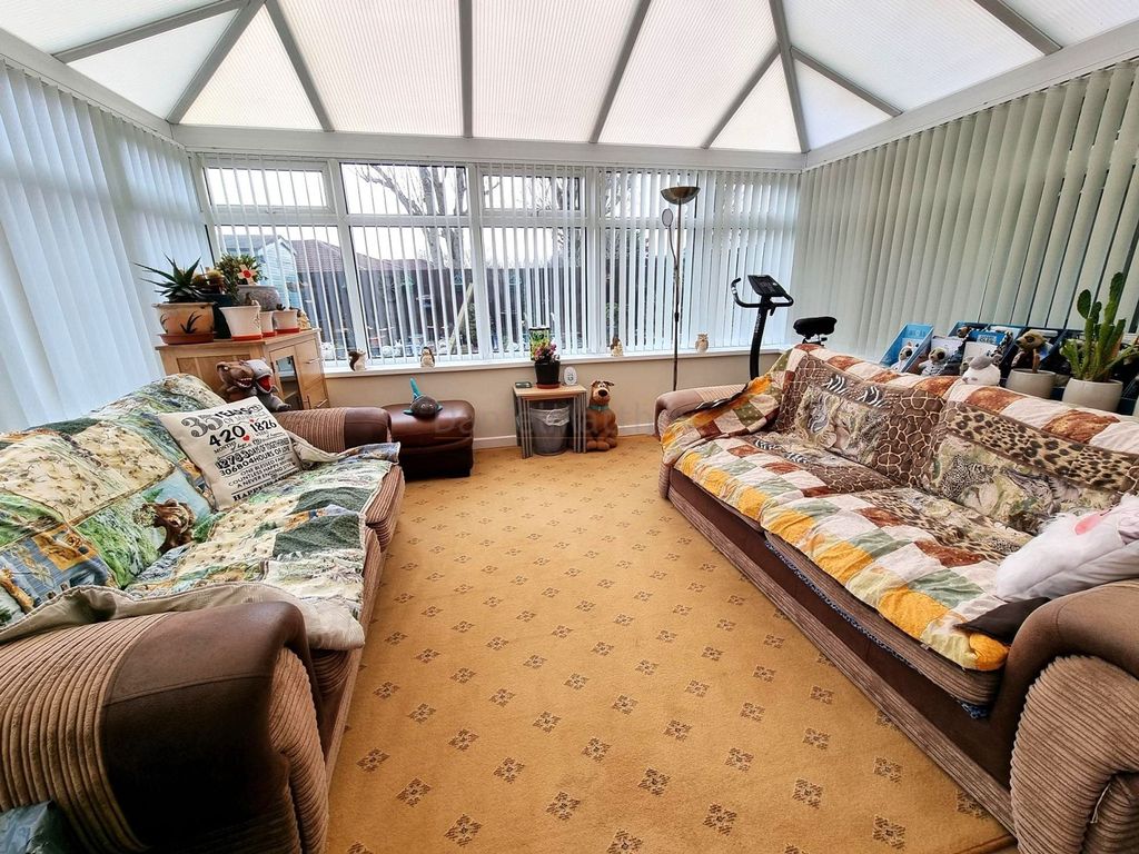 Property photo 3 of 18 Conservatory