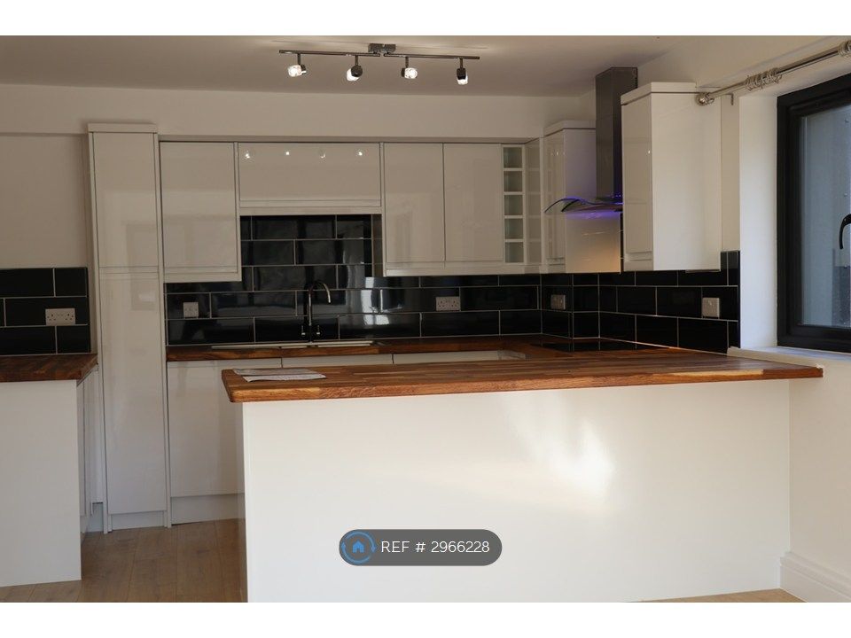 Property photo 3 of 10 Kitchen