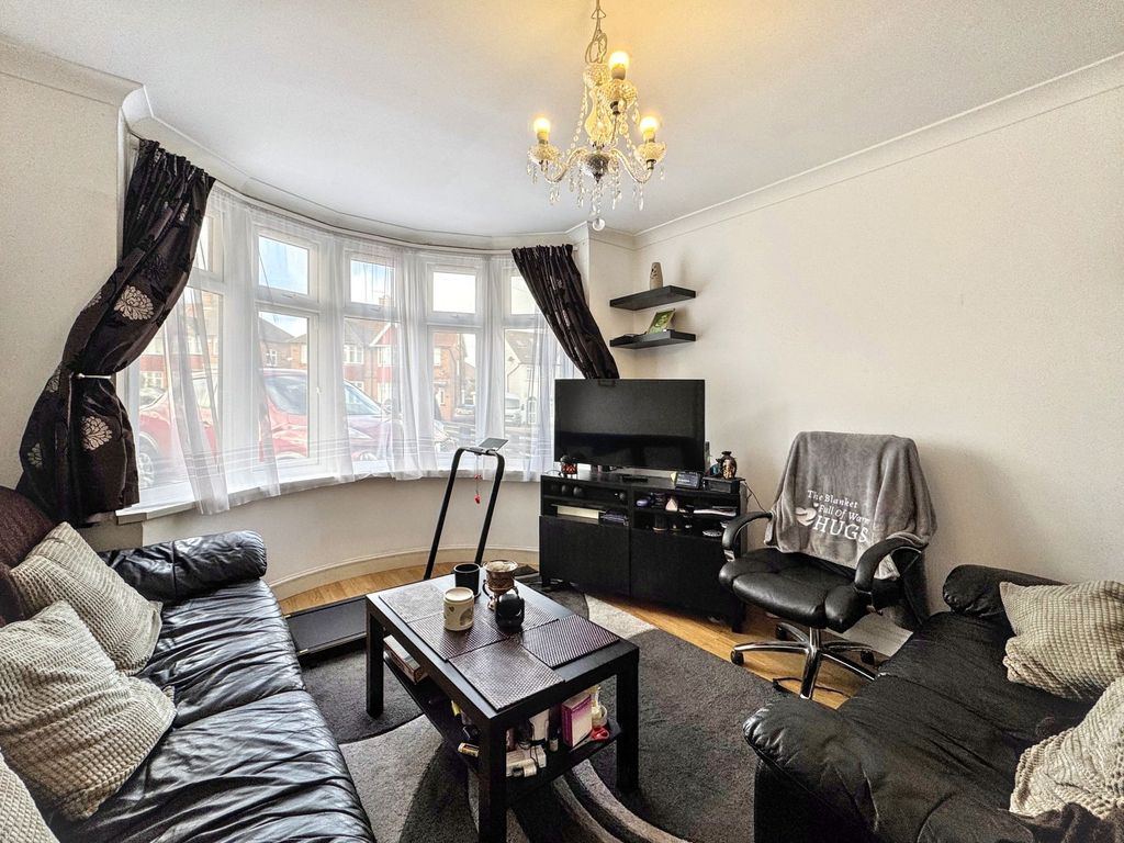 Property photo 3 of 19 Lounge