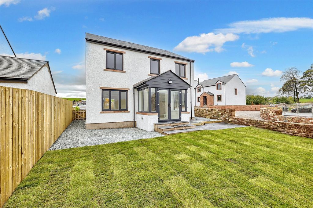 Property photo 2 of 11 Garden