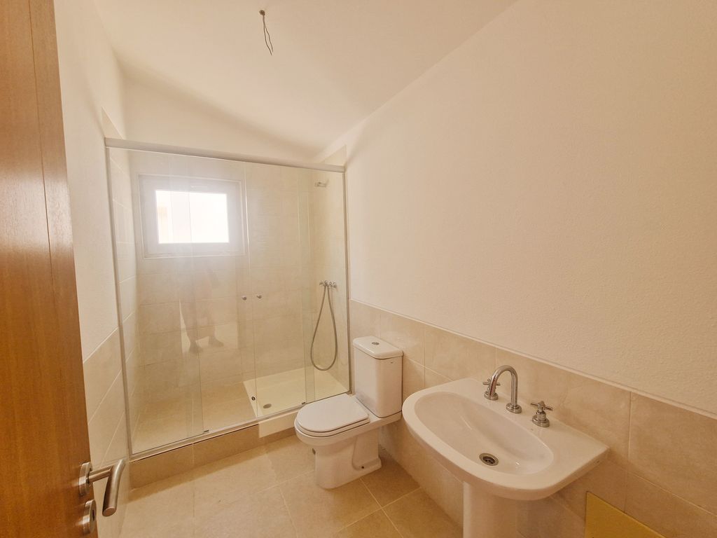 Property photo 3 of 8 Bathroom: Paradise Beach: 3 Bed Poolside Townhouse