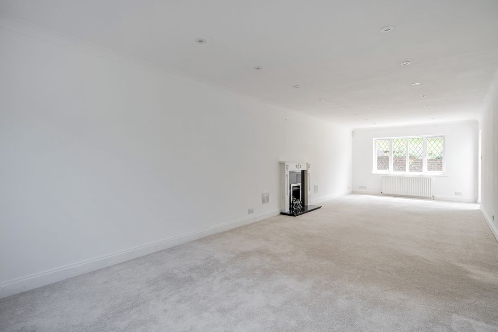 Property photo 3 of 13 1483907-10-6A3E72...