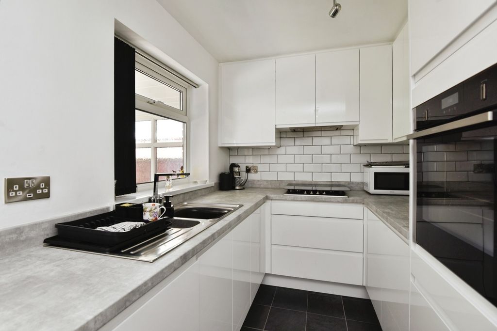 Property photo 3 of 17 Photo