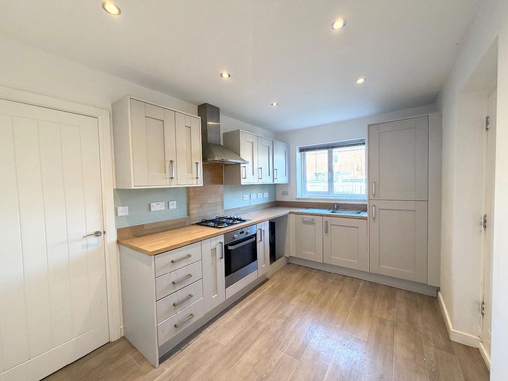 Property photo 3 of 17 Kitchen