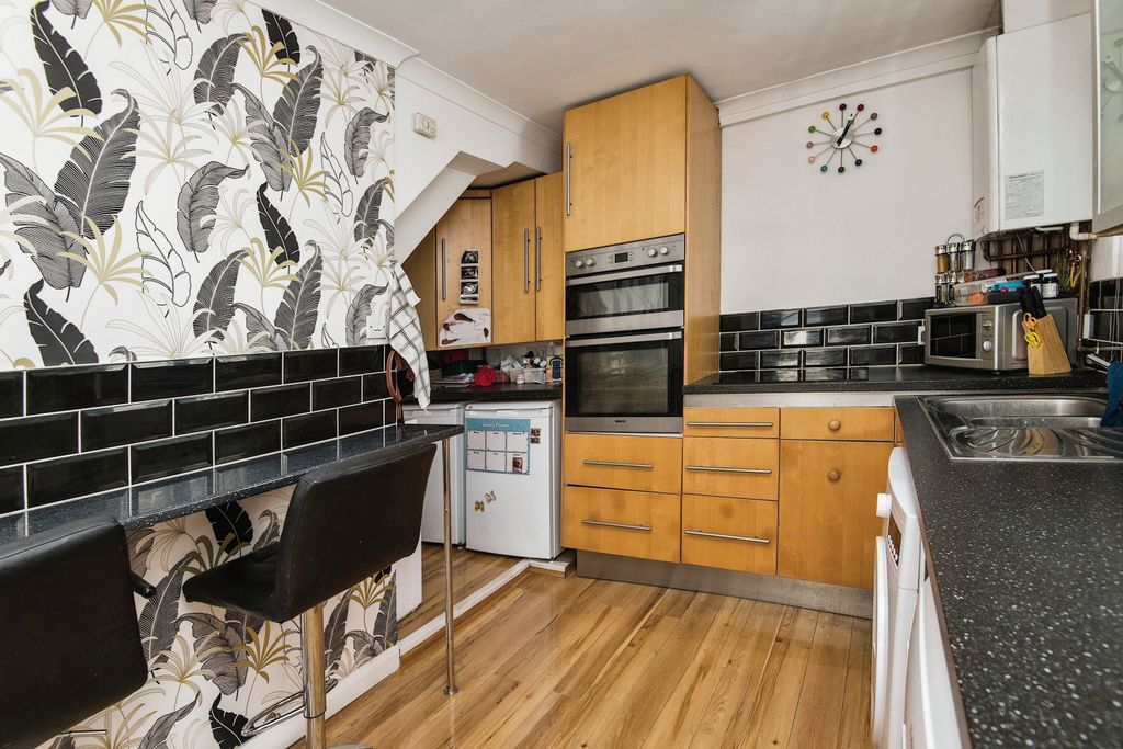 Property photo 3 of 10 Kitchen