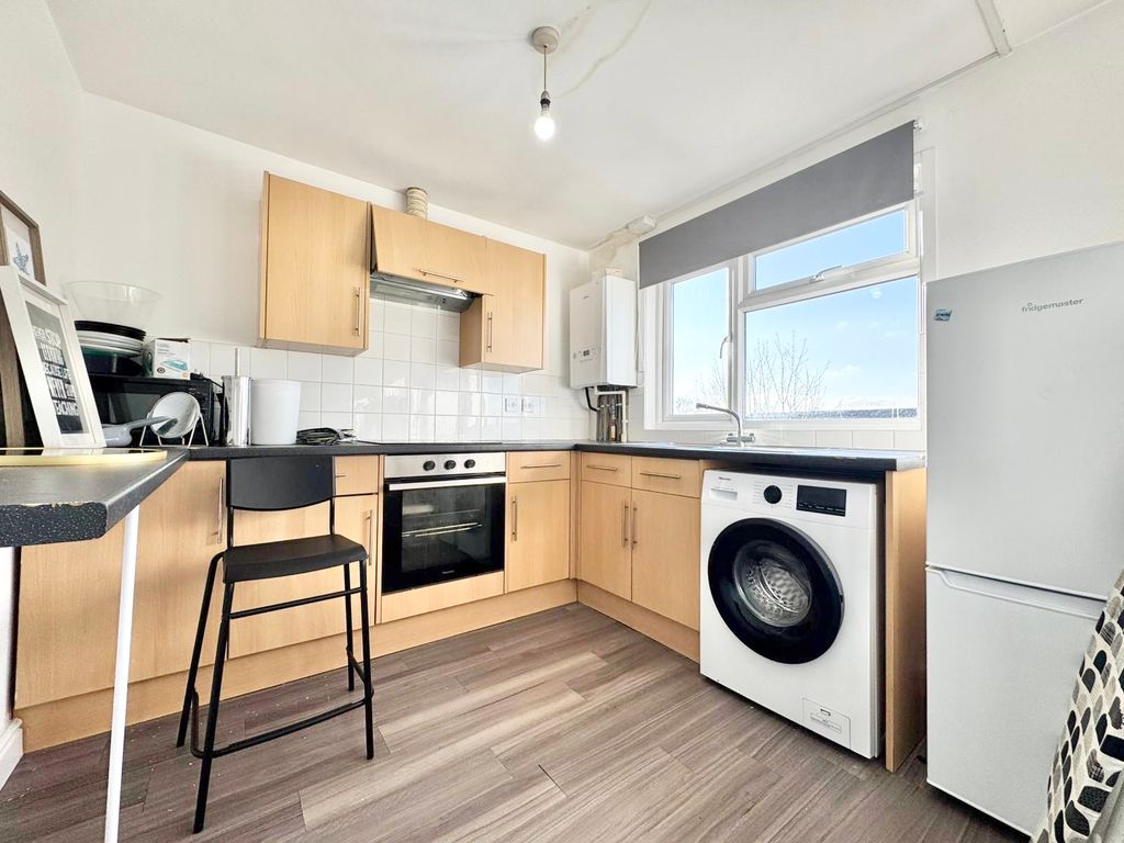 Property photo 1 of 4 Kitchen