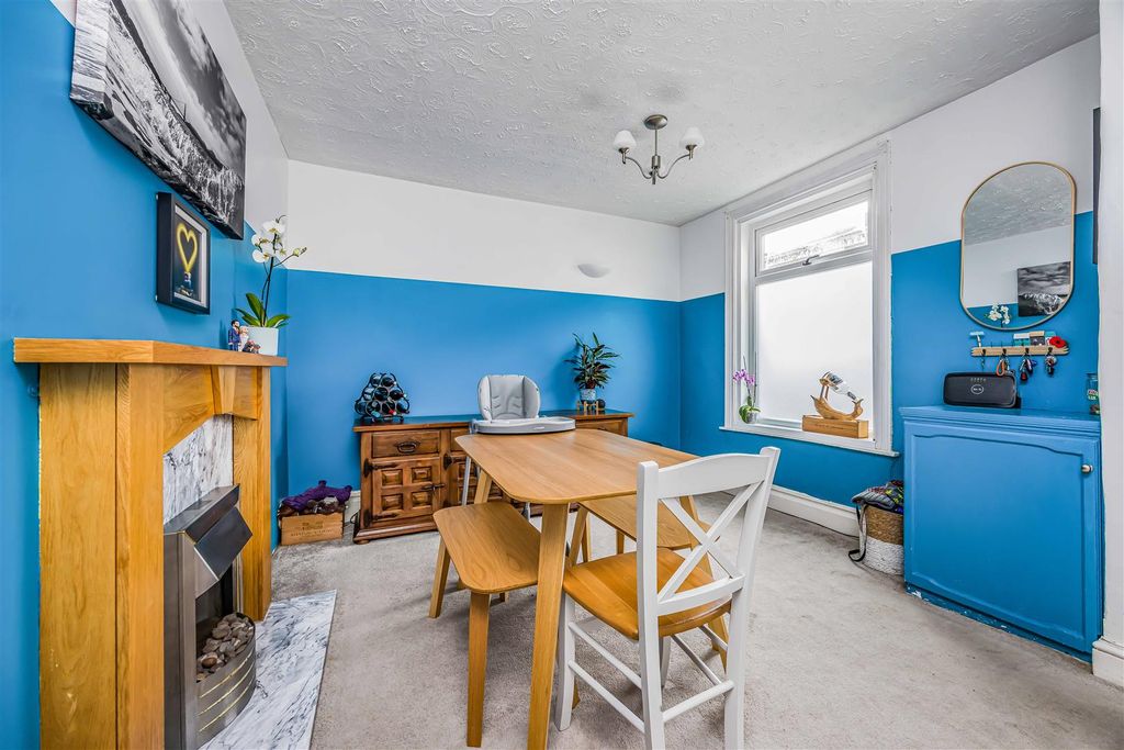 Property photo 2 of 15 31 Bertie Road, Southsea-Small-Porticomarketing-So