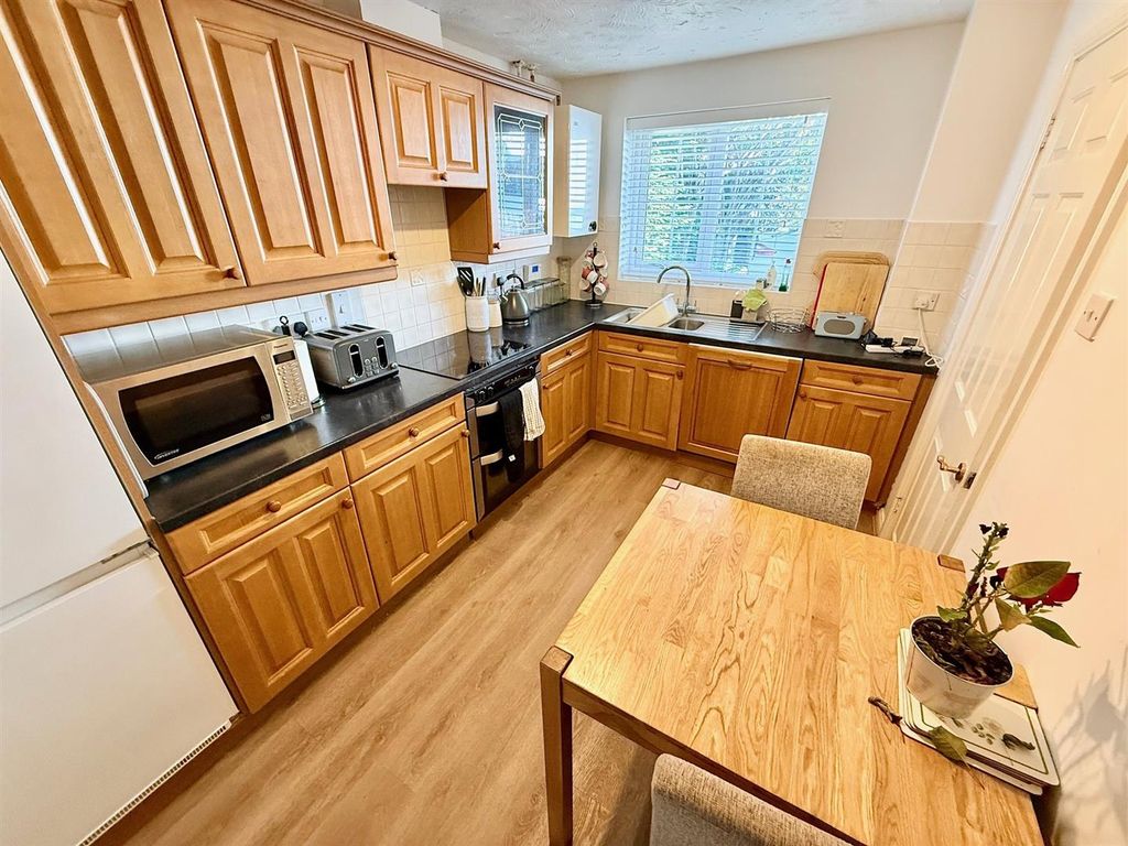 Property photo 3 of 19 Kitchen