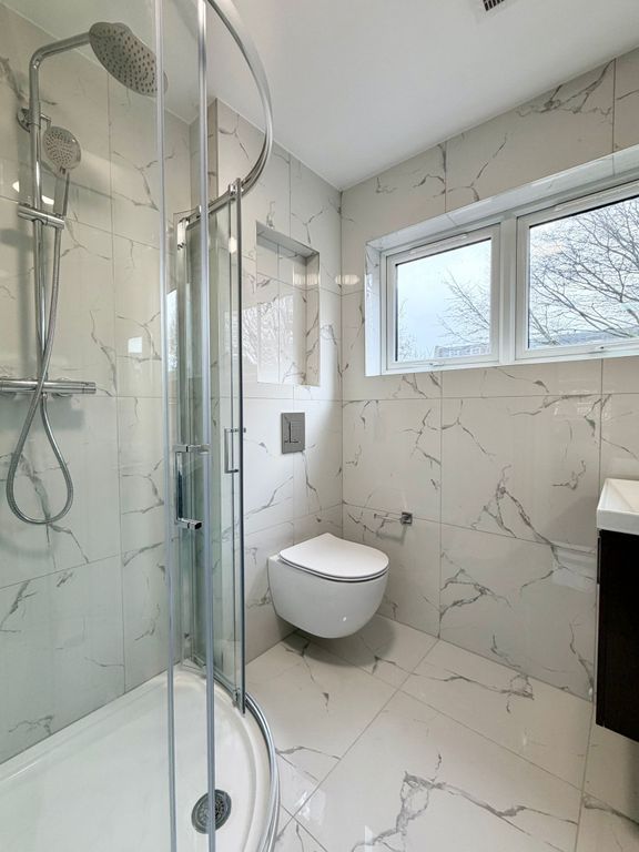 Property photo 3 of 6 En Suite Bathroom