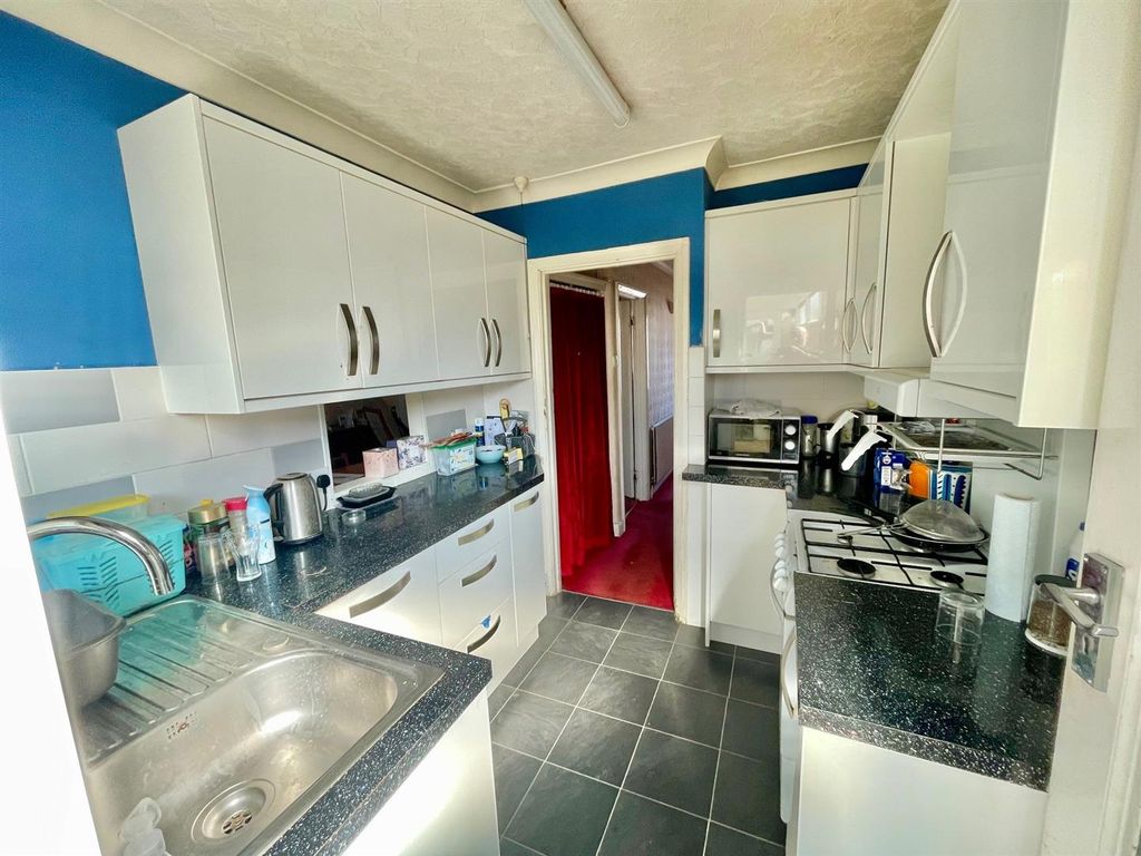 Property photo 3 of 13 Cambridge Drive 6 Kitchen.Jpg