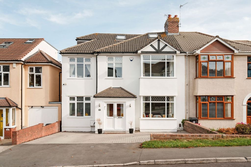 Property photo 2 of 32
