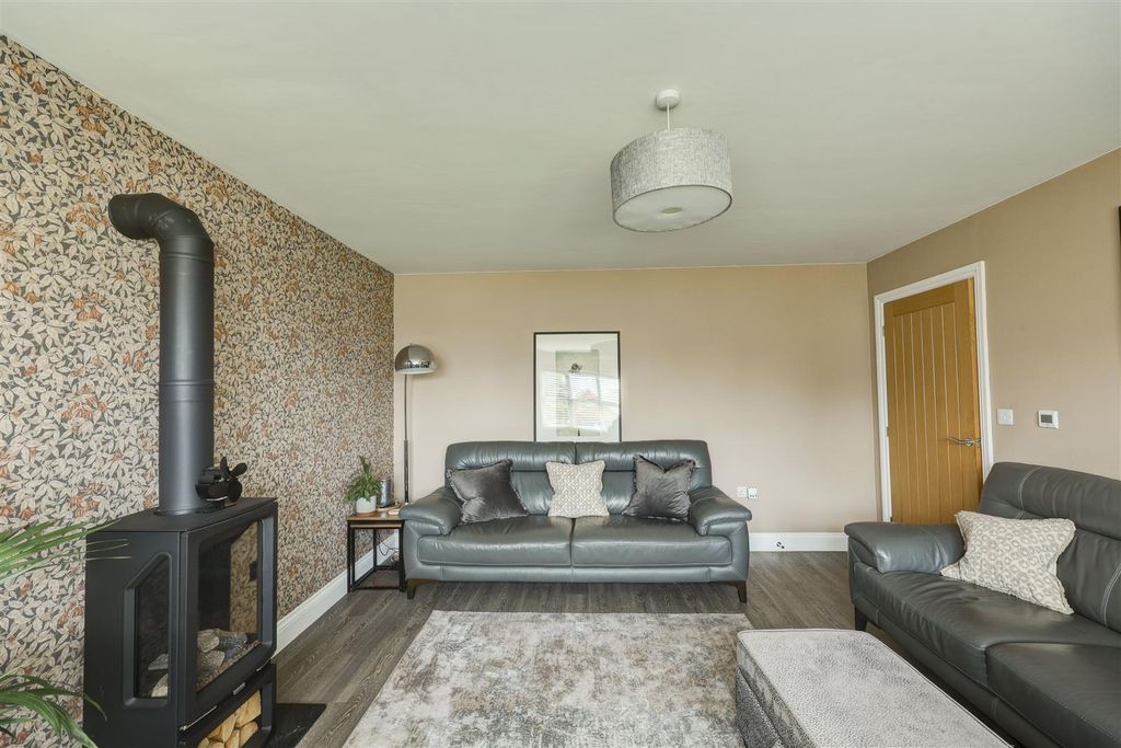 Property photo 3 of 18 2 Ullesby Gardens