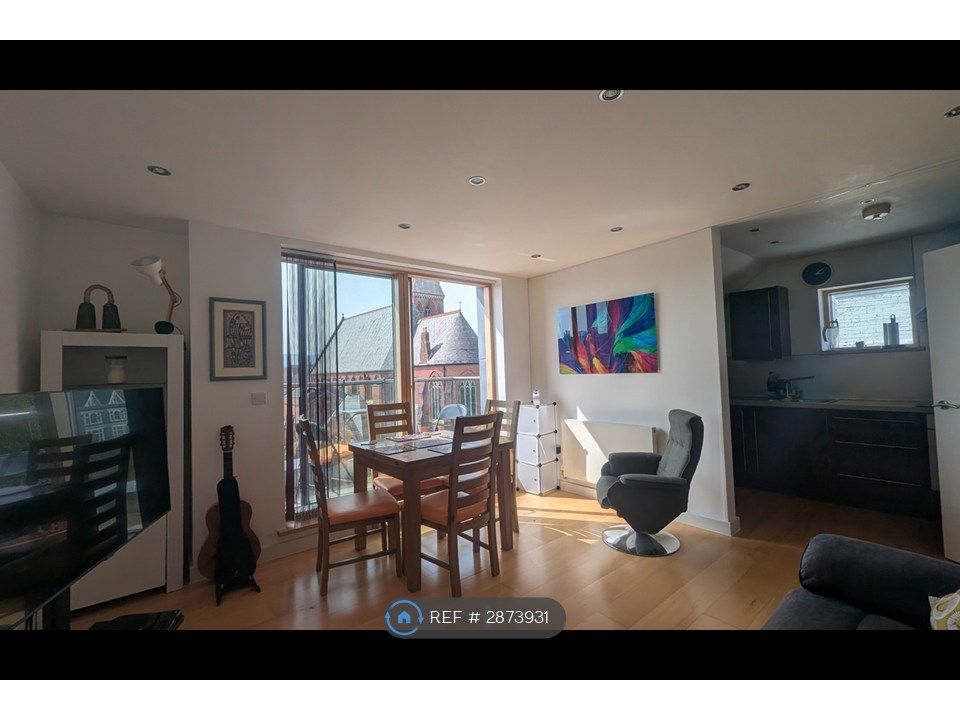 Property photo 1 of 16 Livingroom