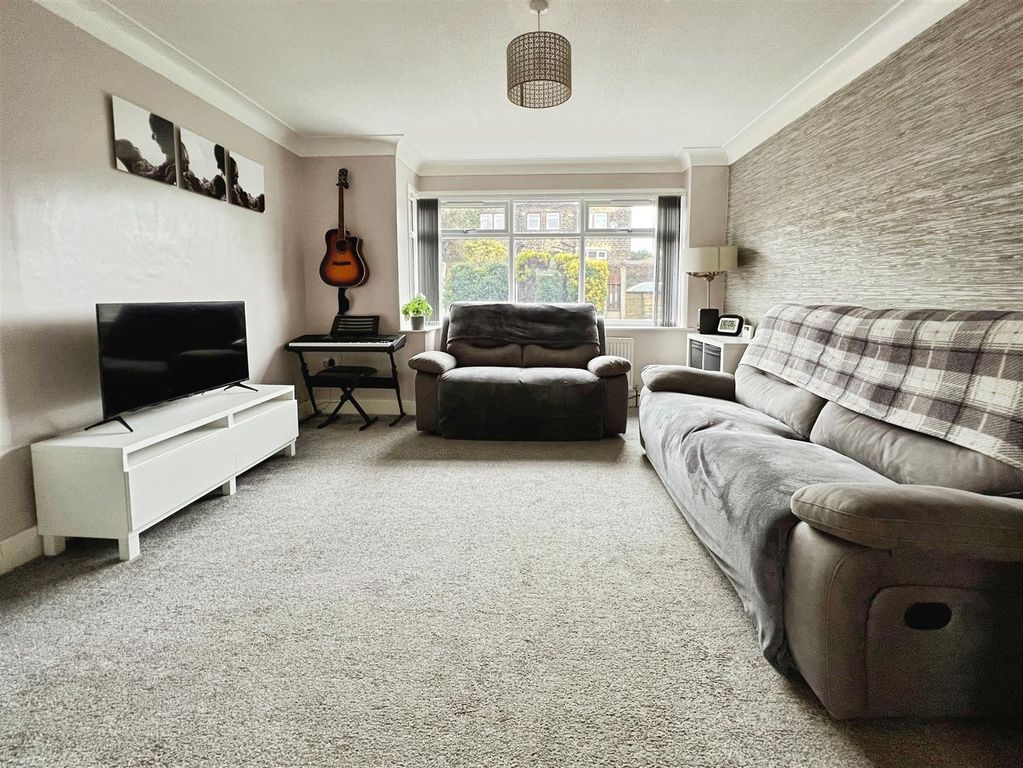 Property photo 3 of 27 Lounge