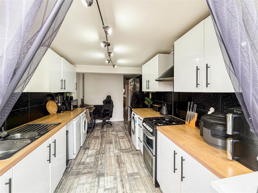 Property photo 3 of 12 Kitchen