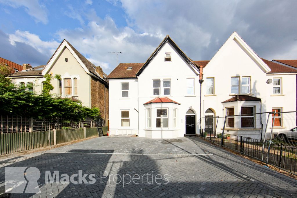 Property photo 1 of 8 Elmers End Road, Se20