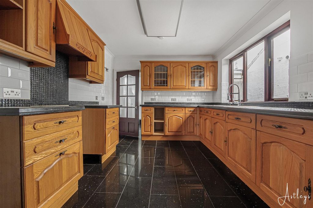Property photo 3 of 19 Kitchen/Breakfast Room