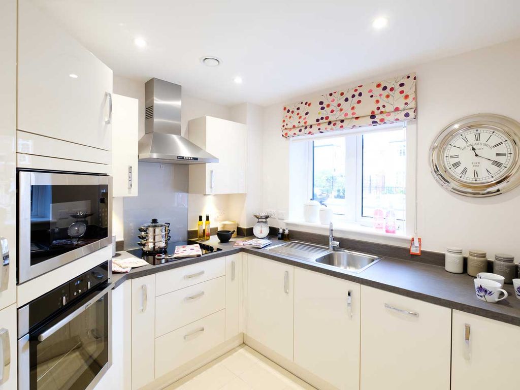 Property photo 2 of 18 Kitchen