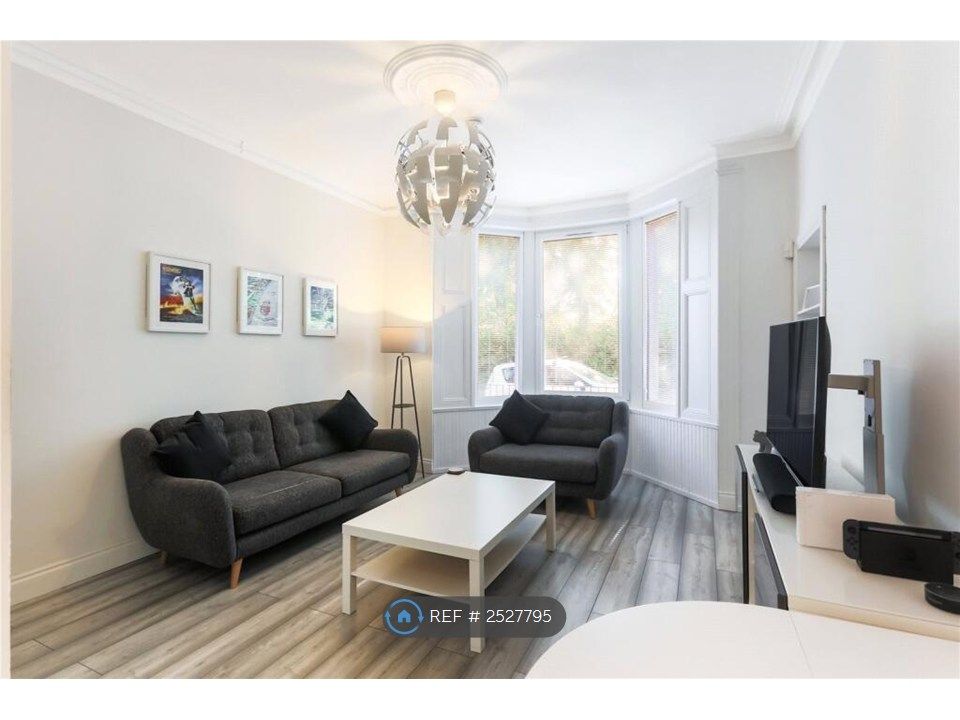 Property photo 3 of 11 Living Room