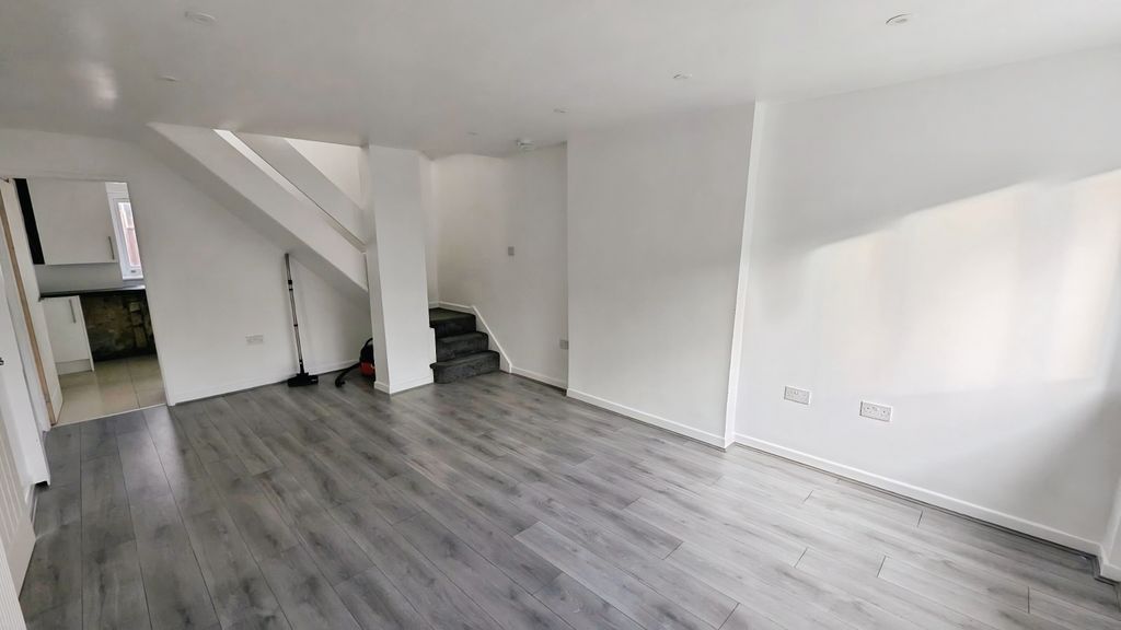 Property photo 3 of 12 Lounge