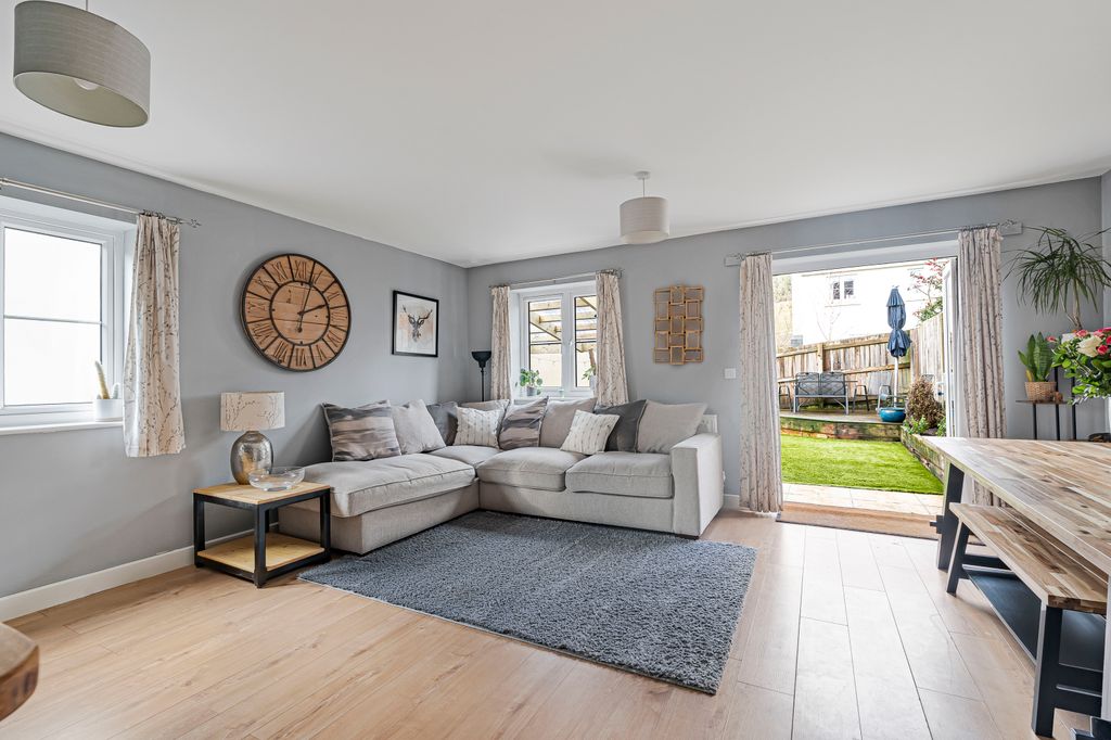 Property photo 2 of 21 Living Room (3)