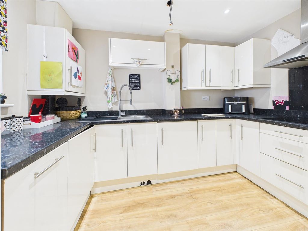 Property photo 2 of 12 Cam05510G0-Pr0129-Still009.Jpg