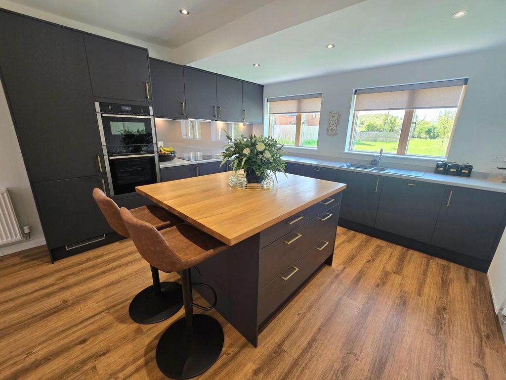 Property photo 3 of 28 Kitchen