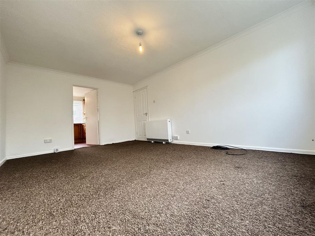 Property photo 3 of 11 Lounge