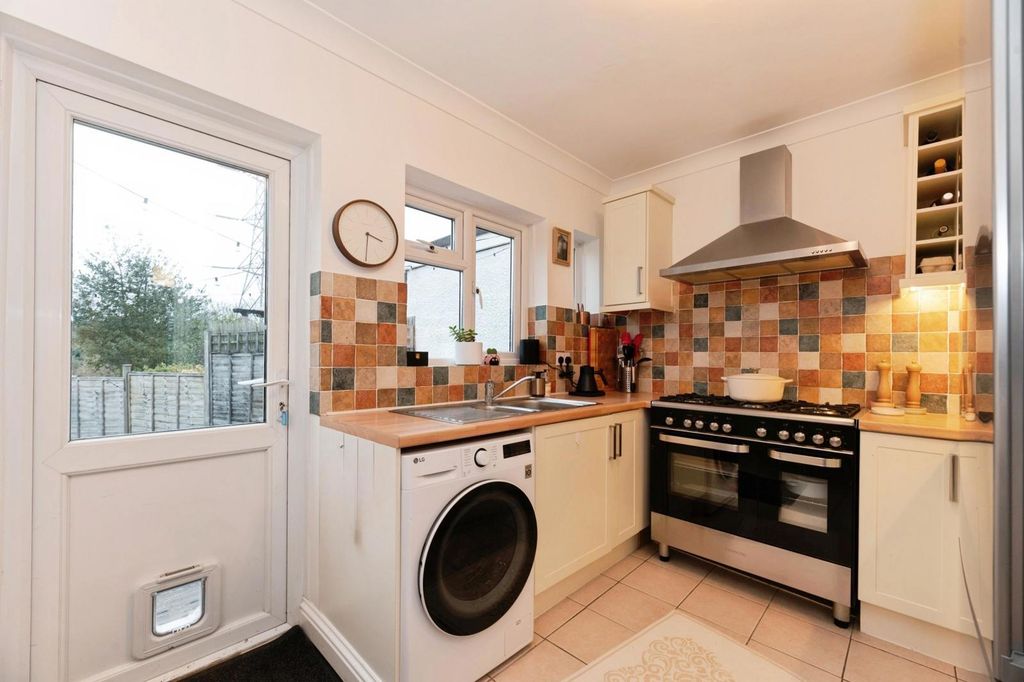 Property photo 3 of 11 Kitchen