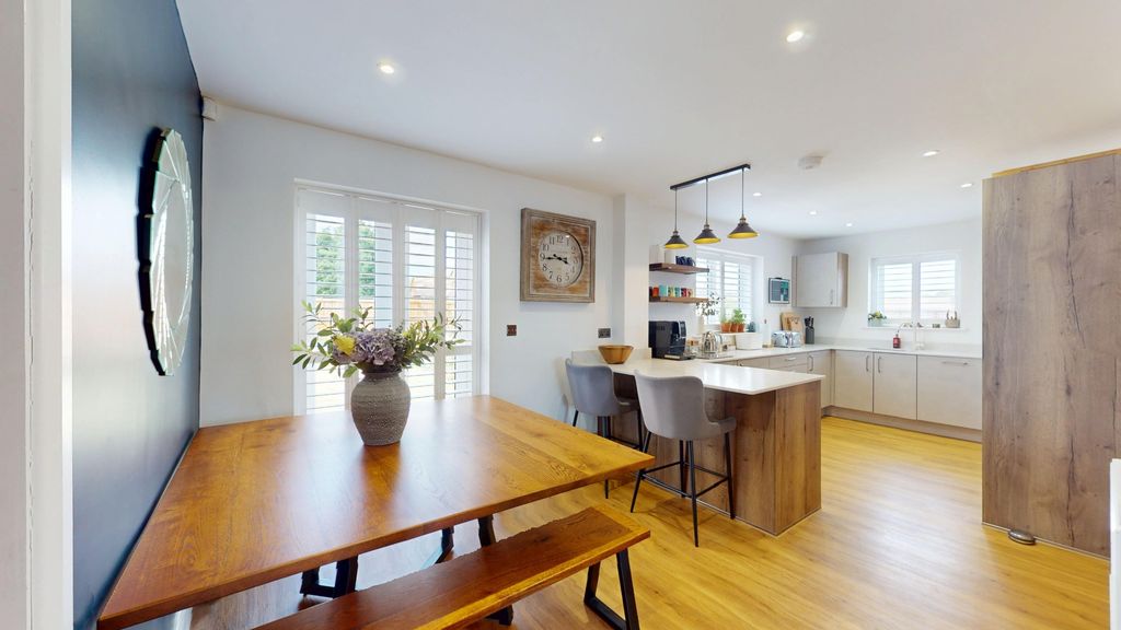 Property photo 2 of 39 4155561