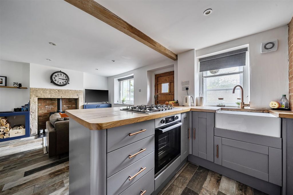 Property photo 3 of 13 1442385-11-69De53F432605.Jpg