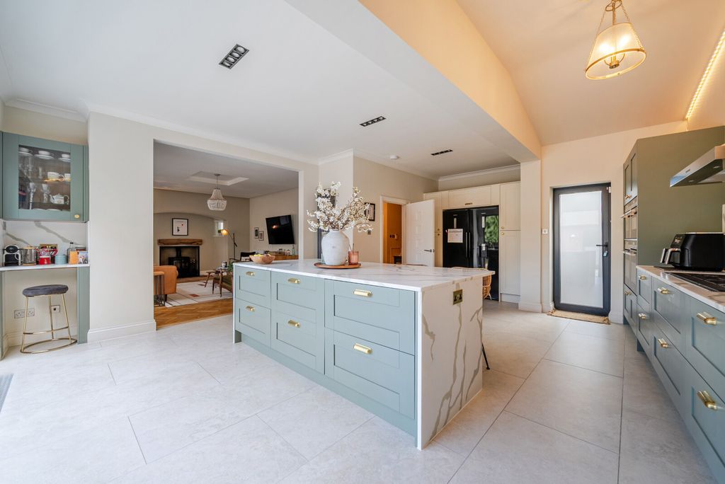 Property photo 3 of 13 1-6A9160794Bef4-1...