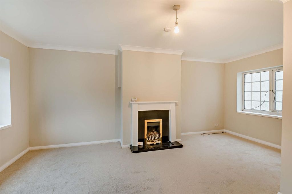 Property photo 3 of 11 8676597-Interior03-800.Jpg