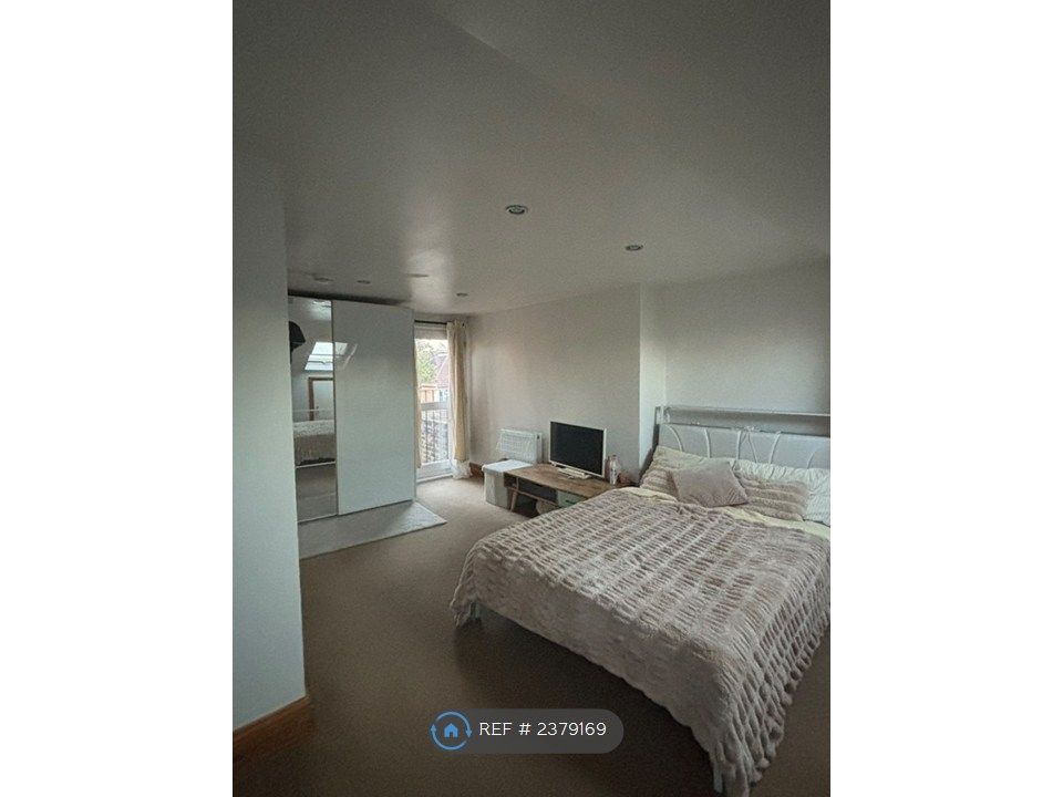 Property photo 3 of 7 Room F Middle View
